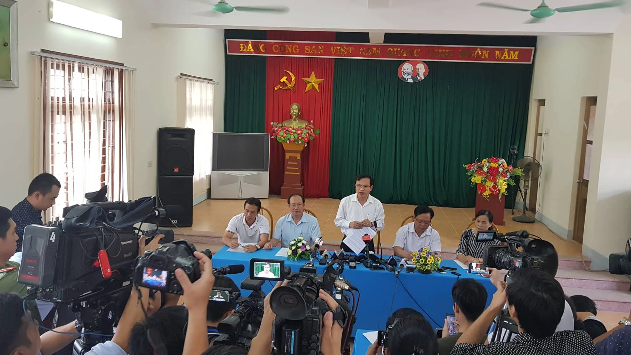 Ông Mai Văn Trinh chủ trì buổi họp báo công bố kết luận điểm thi cao bất thường ở Sơn La trưa 23/7.