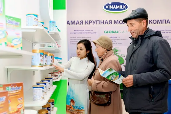 Hình 2: Sản phẩm Vinamilk được trưng bày tại hội chợ “Hàng Việt Nam chất lượng cao Mátxcơva 2015” tại Nga và đã chiếm được cảm tình của người tiêu dùng nơi đây.