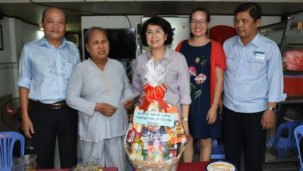 Chiều 23/7, Đoàn lãnh đạo TPHCM do bà Tô Thị Bích Châu – Chủ tịch UBMTTQVN  TPHCM làm trưởng đoàn đã đến thăm và tặng quà các gia đình chính sách, người có công tại Q. Tân Bình và Tân Phú. 