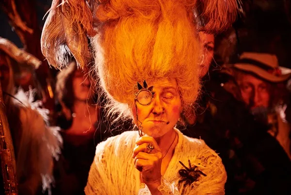 Bà phù thủy già độc ác Rumpumpel luôn tạo ra vô vàn chướng ngại nhằm ngăn cản cô trở thành một phù thủy tốt bụng