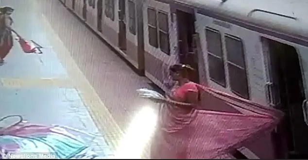 Suýt chết vì sari quấn tàu điện ngầm