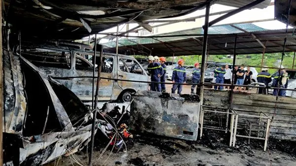 TPHCM: Cháy bãi giữ xe gần sân bay Tân Sơn Nhất, 3 ô tô bị thiêu rụi