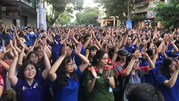 Chương trình đi bộ đồng hành “Tiếp sức đến trường” lần thứ 12 năm 2018, với sự tham dự của hơn 3.000 đoàn viên thanh niên thành phố, nhân dân quận Phú Nhuận.