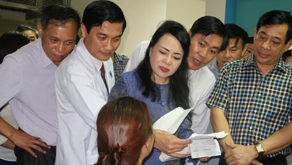 Bộ trưởng Nguyễn Thị Kim Tiến đến hỏi thăm bệnh nhân đến khám tại Bệnh viện Đại học Y dược Thành phố. 