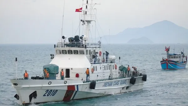 Tàu CSB 2010 đưa 10 ngư dân và tàu cá QNg 98793TS về cập cảng hải đoàn 32