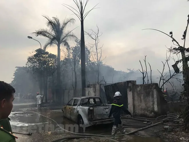 Cháy lớn tại xưởng sơn ở Hà Nội, khói bốc cao hàng chục mét