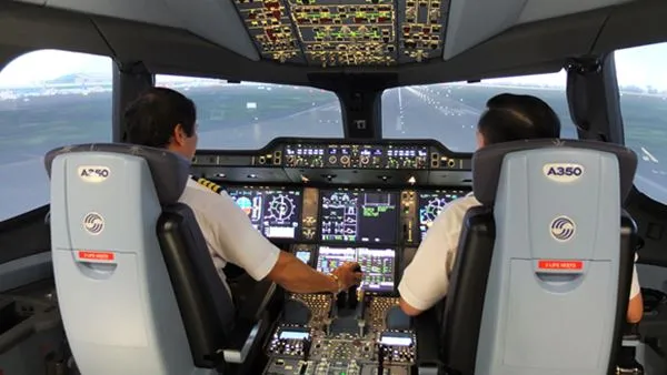 Bên trong buồng lái mô phỏng máy bay - A350.