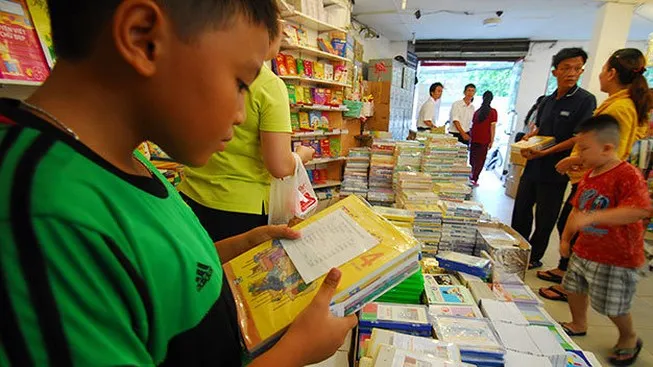 Nhiều phụ huynh trên địa bàn TP.HCM không tìm ra sách giáo khoa (SGK) để mua cho con.