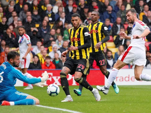 Thủ môn Ben Foster của Watford ngăn chặn pha dứt điểm của cầu thủ Crystal Palace.