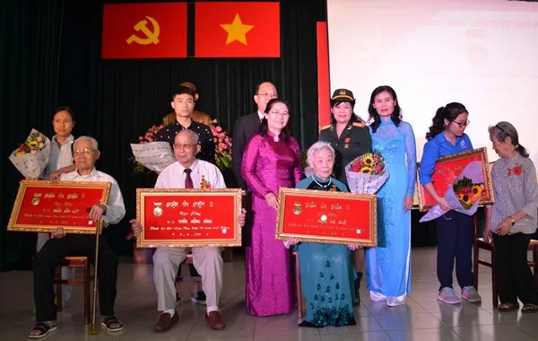 Trưởng Ban Tổ chức Thành ủy Nguyễn Thị Lệ chúc mừng các đảng viên nhận Huy hiệu 70 năm tuổi Đảng tại buổi lễ.