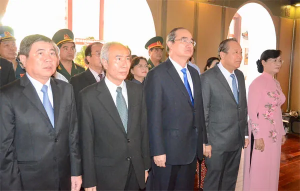 Đoàn đại biểu TPHCM dâng hương, dâng hoa tưởng niệm Chủ tịch Hồ Chí Minh và Chủ tịch Tôn Đức Thắng