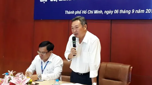 Đại diện lãnh đạo Tổng Giám đốc  Công ty điện lực TP Hồ Chí Minh trao đổi thông tin tại hội nghị.