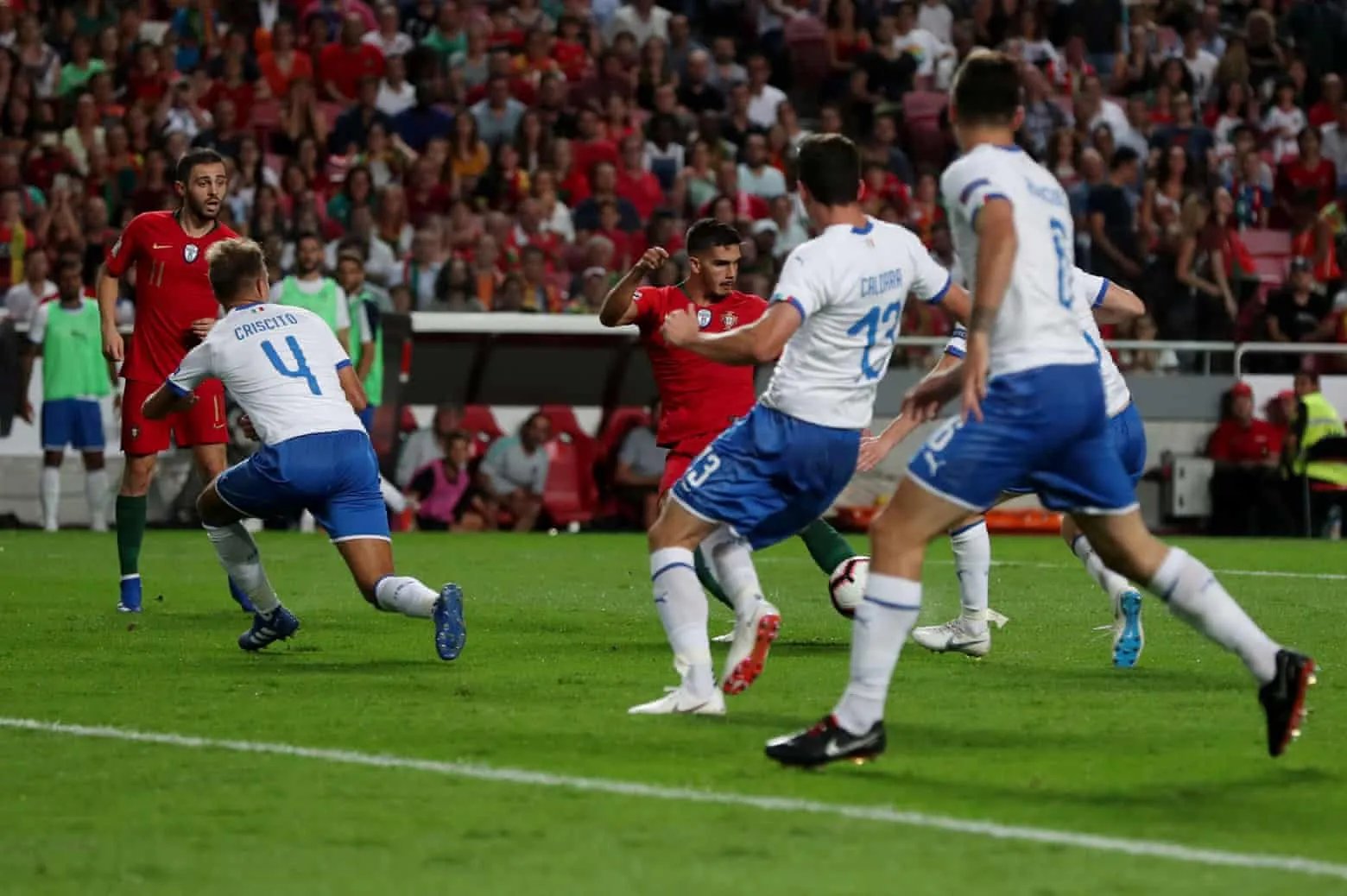 Silva (đỏ) tung cú sút ghi bàn cho tuyển Bồ Đào Nha.