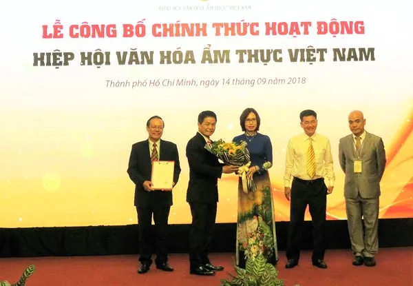 Các thành viên của Hiệp hội Văn hóa Ẩm thực Việt Nam tại lễ công bố và việc ký kết với Sở Du lịch TPHCM về các phương thức phối hợp hoạt động trong thời gian tới