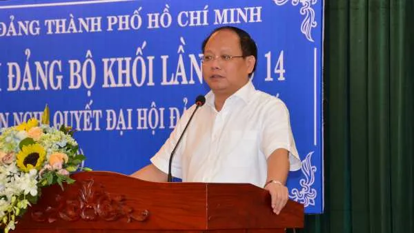 Phó Bí thư Thường trực Thành ủy TPHCM Tất Thành Cang phát biểu tại hội nghị.
