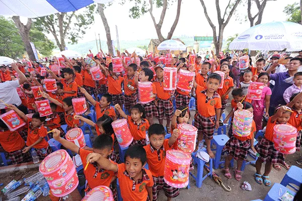 Quỹ sữa Vươn cao Việt Nam và VNM đem niềm vui Tết trung thu đến với trẻ em Vĩnh Phúc