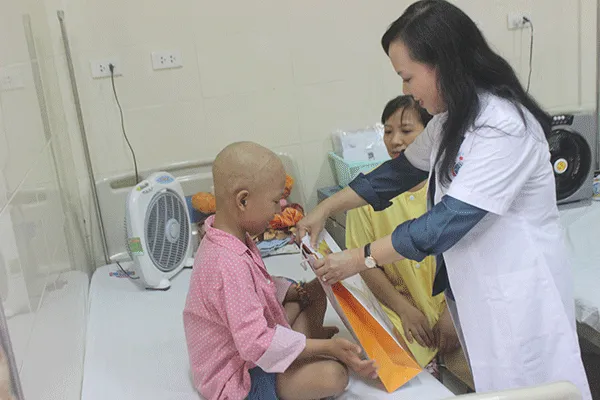 Bộ trưởng Bộ Y tế Nguyễn Thị Kim Tiến trao quà cho bệnh nhi ung thư vui trung thu tại bệnh viện K