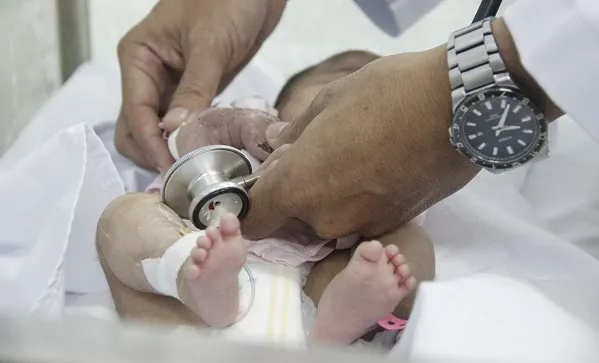 Cứu cẳng bàn tay phải của bé gái sơ sinh bằng phương pháp mới chưa từng áp dụng tại bệnh viện