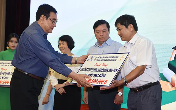Ông Trịnh Công Lý, Chủ tịch Hội đồng Quản lý Quỹ Lawrence S. Ting trao tặng học bổng gián tiếp cho các trường Đại học.