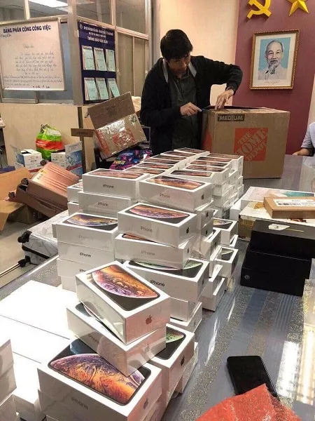 Hải quan Tân Sơn Nhất bắt giữ lô hàng 250 iphone mới