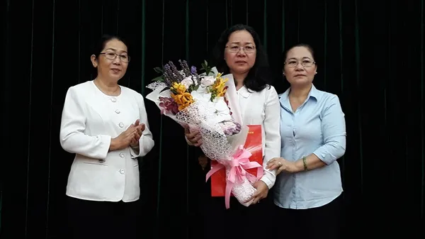 Bà Võ Thị Dung - Phó Bí thư Thành ủy trao quyết định bổ nhiệm bà Thái Thị Bích Liên giữ chức vụ Phó Bí thư Đảng ủy Khối Dân Chính Đảng TPHCM.