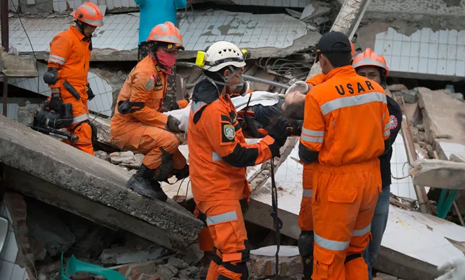 Lực lượng cứu hộ sau động đất, sóng thần tại Indonesia