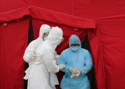 Hai hành khách đến từ vùng dịch Ebola đã hết sốt