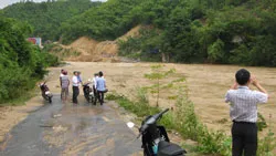 Mưa xối xả, cầu Phà Lò chìm trong lũ