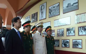 Thủ tướng Nguyễn Tấn Dũng dâng hương tại Bảo tàng Hồ Chí Minh