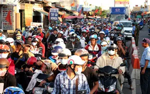 Dòng người ùn ùn trở lại các thành phố lớn sau 4 ngày nghỉ lễ