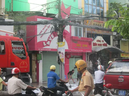 Trụ điện bất ngờ phát nổ, bốc cháy dữ dội tại quận 3