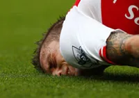 Arsenal mất hậu vệ Debuchy khoảng 3 tháng