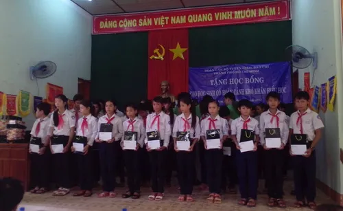 Đài TNND TPHCM trao tặng Radio cho bà con huyện đảo Lý Sơn