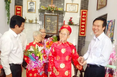 Lãnh đạo TPHCM thăm và chúc thọ các cụ cao niên