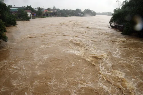 Thời tiết nguy hiểm trên biển và mực nước các sông đang lên