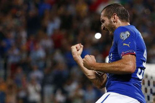Chiellini ghi cả 3 bàn thắng, Ý hạ Azerbaijan