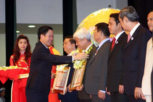 Tôn vinh 100 doanh nhân thành phố Hồ Chí Minh tiêu biểu