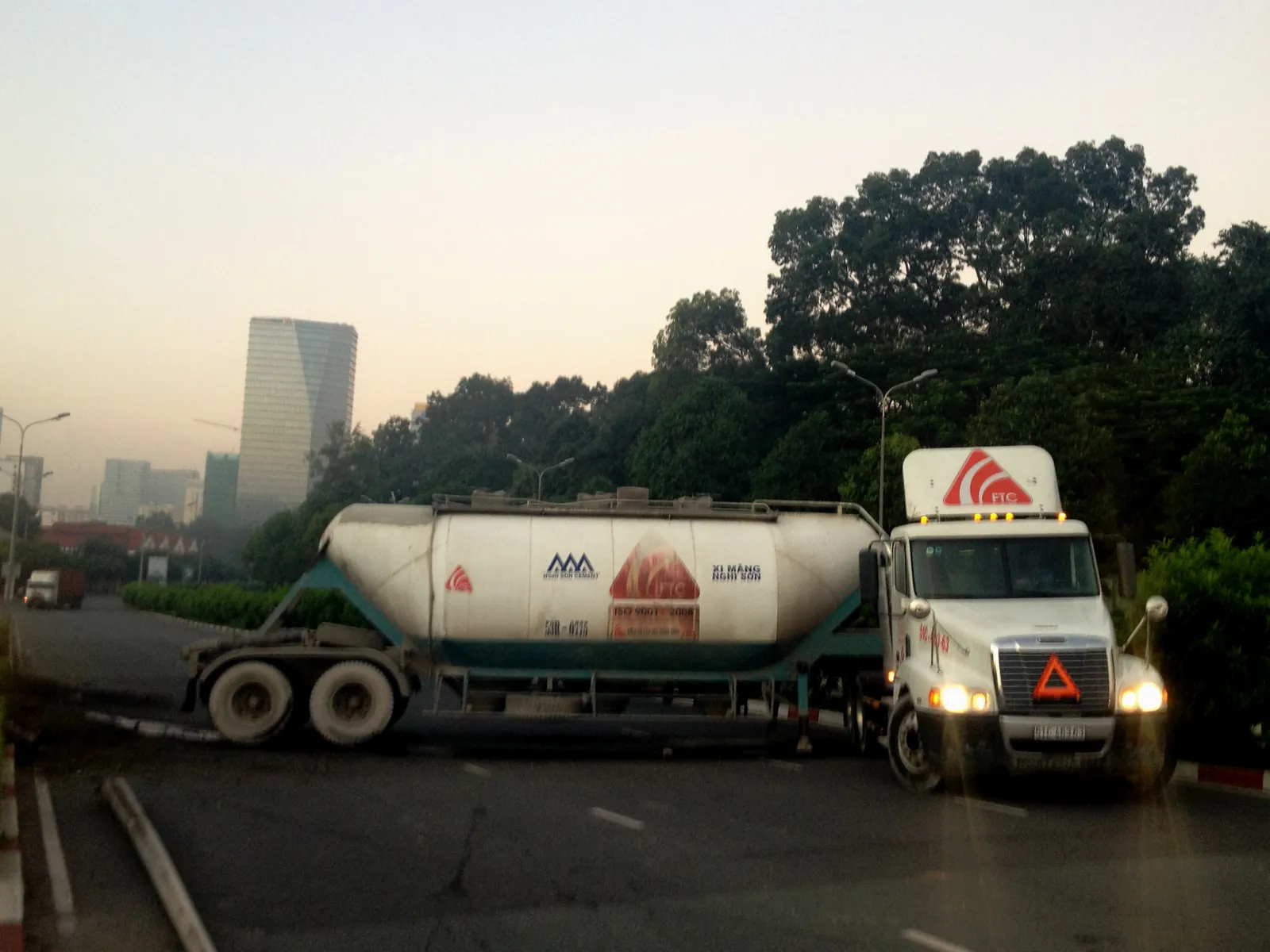 Xe container đâm dãy phân cách trên đường Nguyễn Hữu Cảnh, Q1.