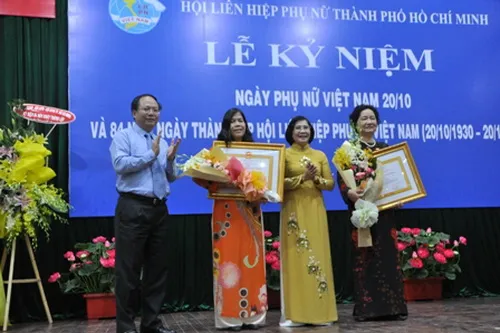 Trao tặng Giám đốc Nhà Văn hóa Phụ nữ TP Huân chương Lao động hạng 3