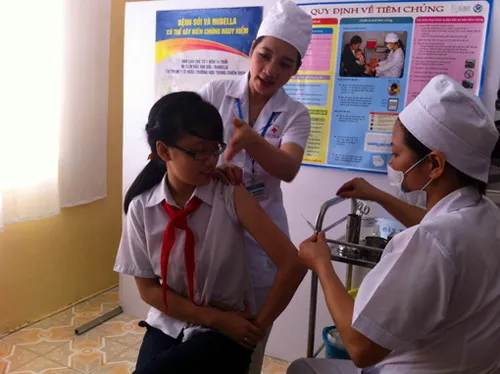 Các tỉnh thành phía Nam bắt đầu tiêm vắc xin Sởi–Rubella cho trẻ em
