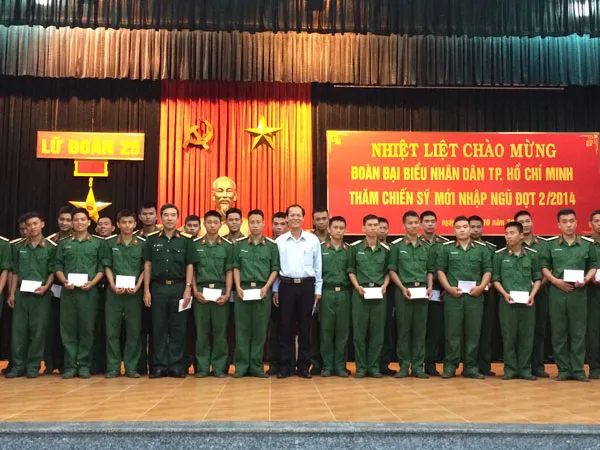 Đoàn đại biểu nhân dân TPHCM đến thăm và tặng quà cho tân binh
