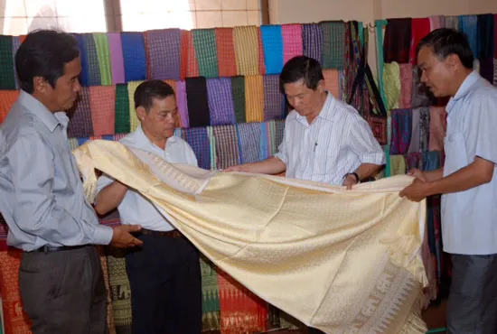 Thăm, tặng quà cho đồng bào Chăm ở Ninh Thuận, Bình Thuận nhân dịp Tết Katê