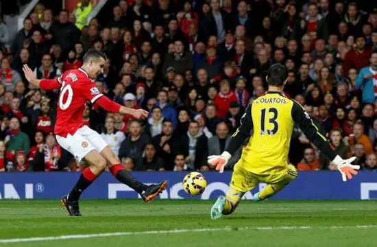 Van Persie phá hỏng chiến thắng của Chelsea