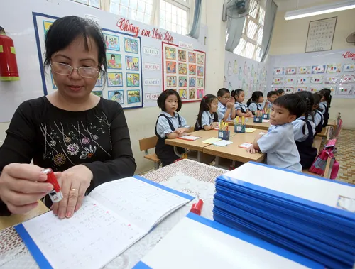Đánh giá học sinh tiểu học bằng lời: Cần thêm nhiều giải pháp giảm tải cho giáo viên