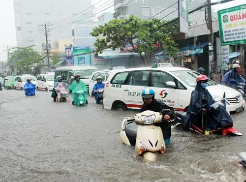 Triều cường gây ngập nhiều nơi ở TP.HCM 