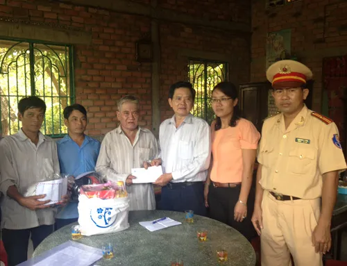 Thăm và tặng quà gia đình nạn nhân nghèo bị tai nạn giao thông nghiêm trọng