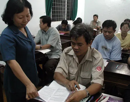 Tạo điều kiện cho công nhân học bổ túc văn hóa