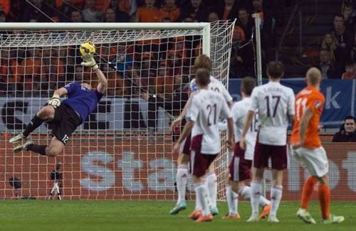 Hàn Lan trút cơn giận lên Lativa, HLV Hiddink thở phào