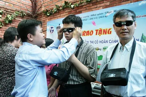 Trao tặng “Mắt thần” cho giáo viên khiếm thị 