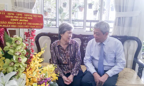 Lãnh đạo thành phố thăm và tặng quà nhân ngày Nhà giáo Việt Nam 
